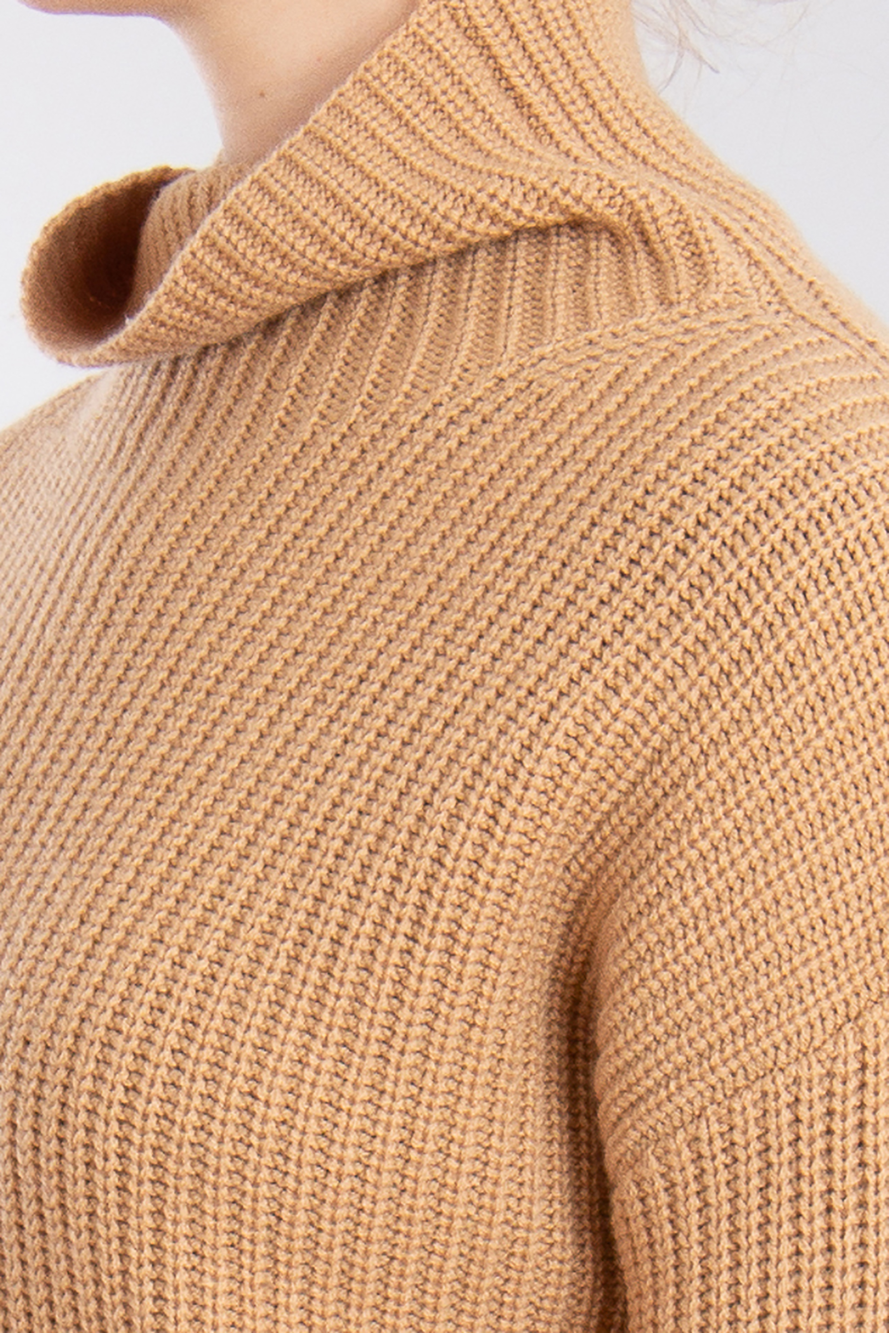 0039 ITALY Ribbed Cashmere-Wool Blend Mock Neck Sweater Lona