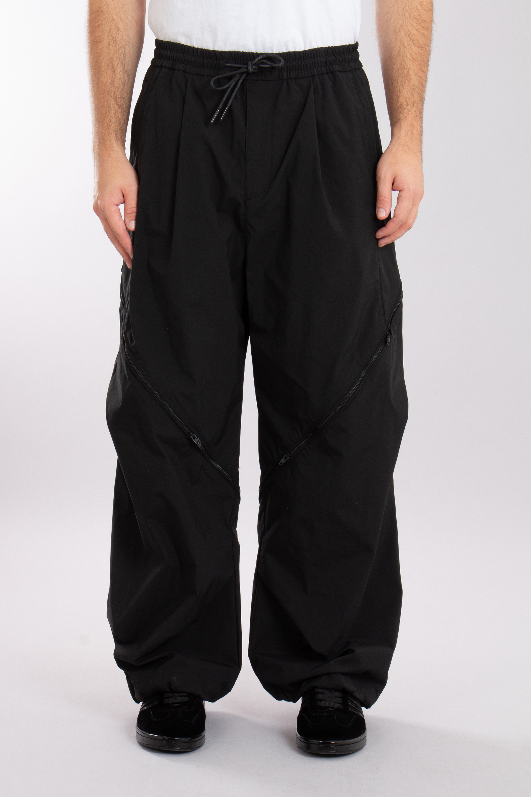 JUUN.J Loose Fit Bias Zip Track Pants