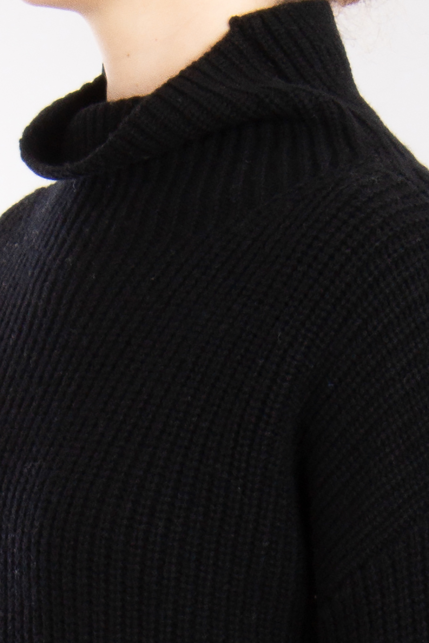 0039 ITALY Ribbed Cashmere-Wool Blend Mock Neck Sweater Lona