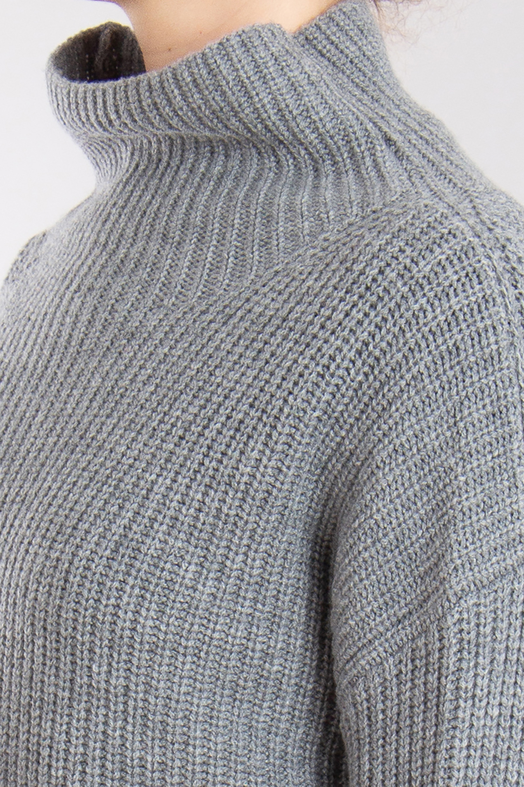 0039 ITALY Ribbed Cashmere-Wool Blend Mock Neck Sweater Lona